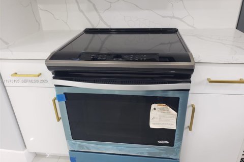 House in North Miami Beach, Florida 4 bedrooms, 110 sq.m. № 2033245 - photo 15