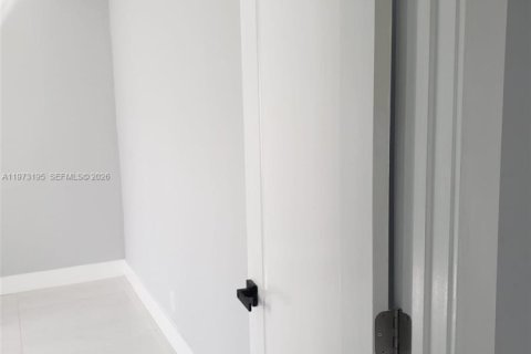 House in North Miami Beach, Florida 4 bedrooms, 110 sq.m. № 2033245 - photo 29