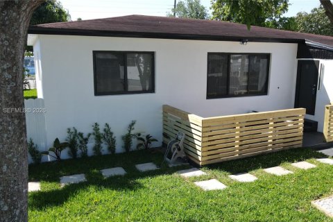 House in North Miami Beach, Florida 4 bedrooms, 110 sq.m. № 2033245 - photo 4