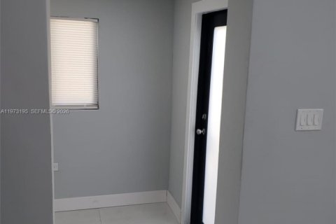 House in North Miami Beach, Florida 4 bedrooms, 110 sq.m. № 2033245 - photo 9