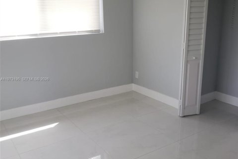 House in North Miami Beach, Florida 4 bedrooms, 110 sq.m. № 2033245 - photo 20