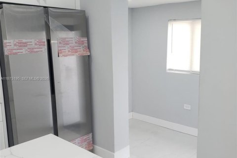 House in North Miami Beach, Florida 4 bedrooms, 110 sq.m. № 2033245 - photo 10