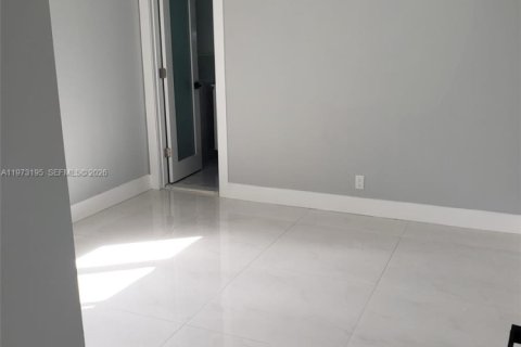House in North Miami Beach, Florida 4 bedrooms, 110 sq.m. № 2033245 - photo 30