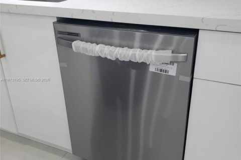 House in North Miami Beach, Florida 4 bedrooms, 110 sq.m. № 2033245 - photo 16