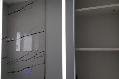 House in North Miami Beach, Florida 4 bedrooms, 110 sq.m. № 2033245 - photo 28