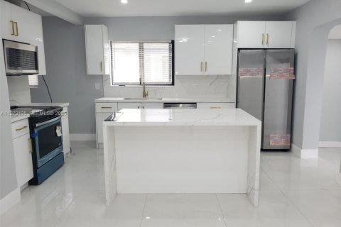 House in North Miami Beach, Florida 4 bedrooms, 110 sq.m. № 2033245 - photo 12