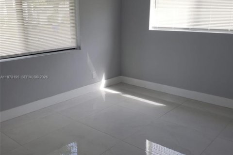 House in North Miami Beach, Florida 4 bedrooms, 110 sq.m. № 2033245 - photo 18
