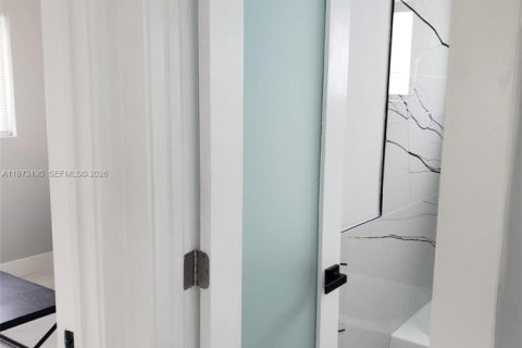House in North Miami Beach, Florida 4 bedrooms, 110 sq.m. № 2033245 - photo 22