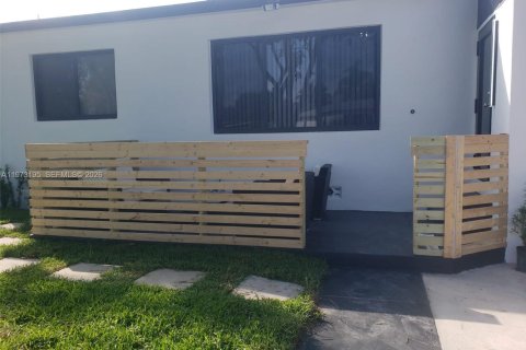 House in North Miami Beach, Florida 4 bedrooms, 110 sq.m. № 2033245 - photo 5