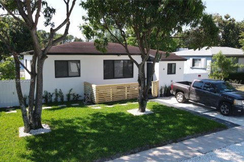 House in North Miami Beach, Florida 4 bedrooms, 110 sq.m. № 2033245 - photo 2
