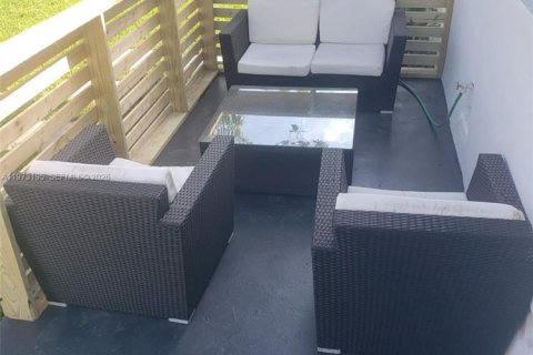 House in North Miami Beach, Florida 4 bedrooms, 110 sq.m. № 2033245 - photo 6