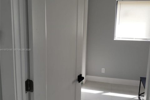 House in North Miami Beach, Florida 4 bedrooms, 110 sq.m. № 2033245 - photo 21