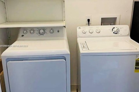 Touwnhouse à louer à Miami, Floride: 3 chambres, 139.35 m2 № 2407840 - photo 8