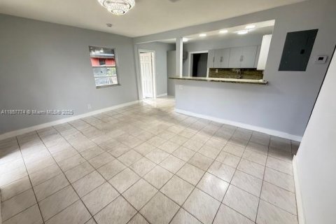 Casa en venta en Fort Lauderdale, Florida, 5 dormitorios, 123.47 m2 № 1881918 - foto 7