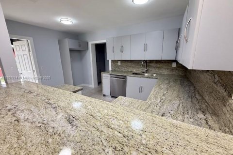 Casa en venta en Fort Lauderdale, Florida, 5 dormitorios, 123.47 m2 № 1881918 - foto 6
