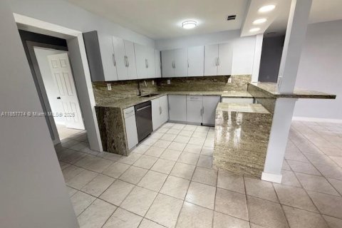 Casa en venta en Fort Lauderdale, Florida, 5 dormitorios, 123.47 m2 № 1881918 - foto 4