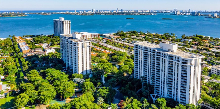 Condominio en Miami, Florida, 2 dormitorios  № 2006696