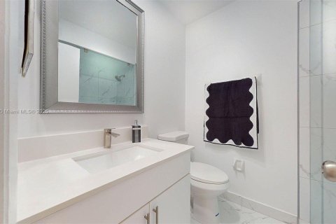 Снять в аренду таунхаус в Майами, Флорида 3 спальни, 123.56м2, № 1897814 - фото 11