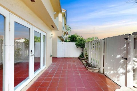Снять в аренду таунхаус в Майами, Флорида 3 спальни, 123.56м2, № 1897814 - фото 4