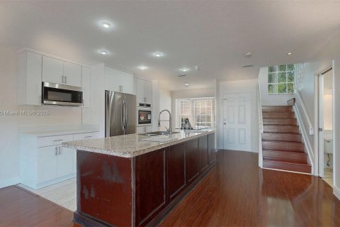 Снять в аренду таунхаус в Майами, Флорида 3 спальни, 123.56м2, № 1897814 - фото 20