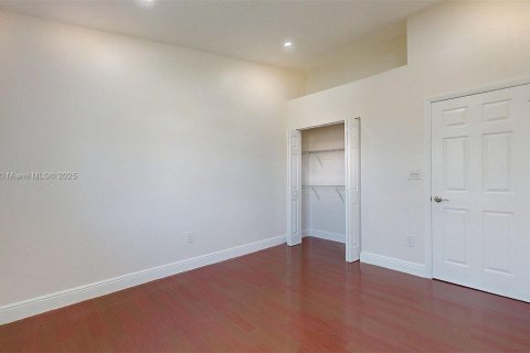 Снять в аренду таунхаус в Майами, Флорида 3 спальни, 123.56м2, № 1897814 - фото 12