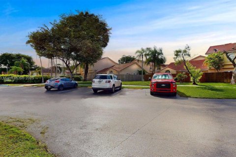 Снять в аренду таунхаус в Майами, Флорида 3 спальни, 123.56м2, № 1897814 - фото 3