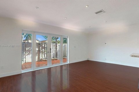 Снять в аренду таунхаус в Майами, Флорида 3 спальни, 123.56м2, № 1897814 - фото 14