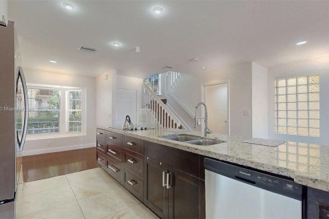 Снять в аренду таунхаус в Майами, Флорида 3 спальни, 123.56м2, № 1897814 - фото 18