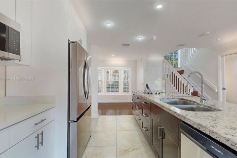 Снять в аренду таунхаус в Майами, Флорида 3 спальни, 123.56м2, № 1897814 - фото 19