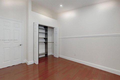 Снять в аренду таунхаус в Майами, Флорида 3 спальни, 123.56м2, № 1897814 - фото 13