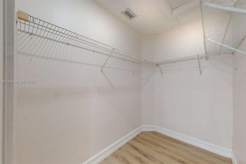 Снять в аренду таунхаус в Майами, Флорида 3 спальни, 123.56м2, № 1897814 - фото 7