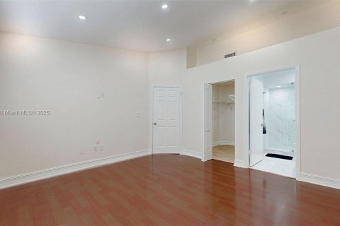 Снять в аренду таунхаус в Майами, Флорида 3 спальни, 123.56м2, № 1897814 - фото 5