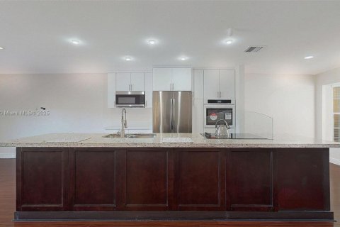 Снять в аренду таунхаус в Майами, Флорида 3 спальни, 123.56м2, № 1897814 - фото 21