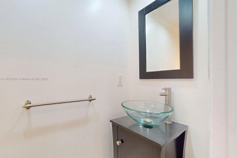 Снять в аренду таунхаус в Майами, Флорида 3 спальни, 123.56м2, № 1897814 - фото 16
