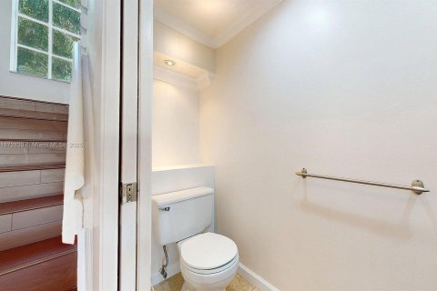 Снять в аренду таунхаус в Майами, Флорида 3 спальни, 123.56м2, № 1897814 - фото 17