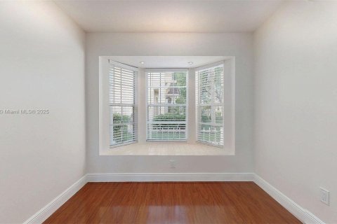 Снять в аренду таунхаус в Майами, Флорида 3 спальни, 123.56м2, № 1897814 - фото 22