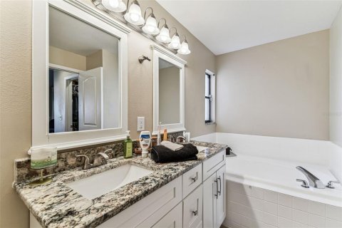 House in Tampa, Florida 4 bedrooms, 196.95 sq.m. № 1754818 - photo 23
