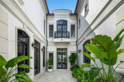 House in Coral Gables, Florida 8 bedrooms, 776.66 sq.m. № 1741323 - photo 3