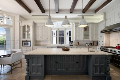 House in Coral Gables, Florida 8 bedrooms, 776.66 sq.m. № 1741323 - photo 9