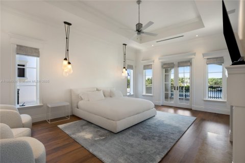 House in Coral Gables, Florida 8 bedrooms, 776.66 sq.m. № 1741323 - photo 10