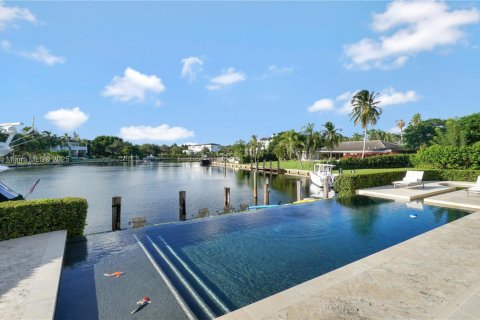 House in Coral Gables, Florida 8 bedrooms, 776.66 sq.m. № 1741323 - photo 12