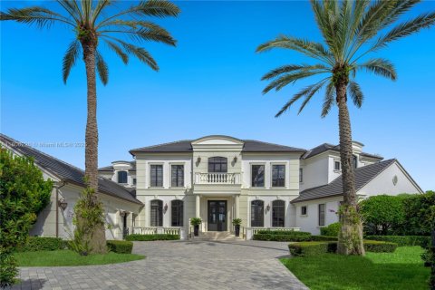 House in Coral Gables, Florida 8 bedrooms, 776.66 sq.m. № 1741323 - photo 2
