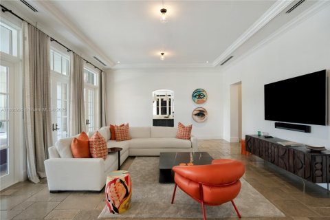 House in Coral Gables, Florida 8 bedrooms, 776.66 sq.m. № 1741323 - photo 8