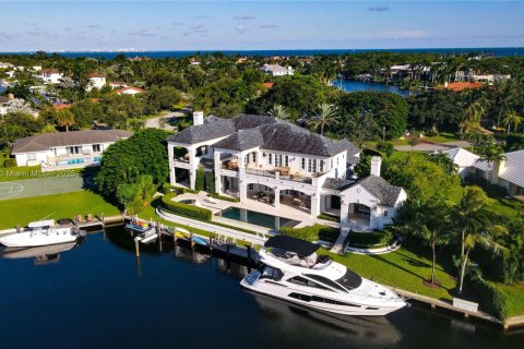 House in Coral Gables, Florida 8 bedrooms, 776.66 sq.m. № 1741323 - photo 1