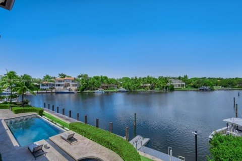 House in Coral Gables, Florida 8 bedrooms, 776.66 sq.m. № 1741323 - photo 24