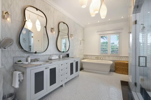 House in Coral Gables, Florida 8 bedrooms, 776.66 sq.m. № 1741323 - photo 15