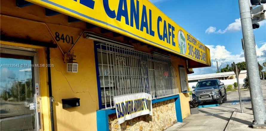Commercial property in Medley, Florida № 1816380