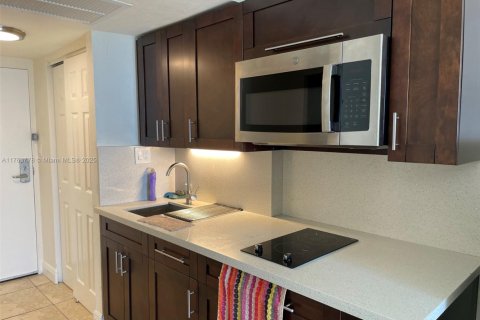 Copropriété à louer à Sunny Isles Beach, Floride: 33.44 m2 № 1934281 - photo 5