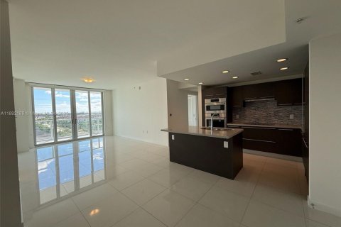 Снять в аренду кондоминиум в Дорал, Флорида 2 спальни, 104.98м2, № 1946357 - фото 3