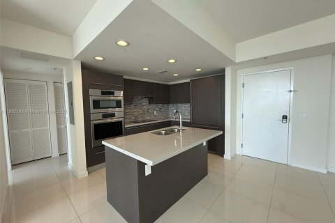 Снять в аренду кондоминиум в Дорал, Флорида 2 спальни, 104.98м2, № 1946357 - фото 2